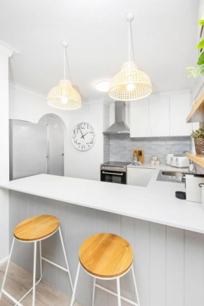 Coastal convenience! Walk to the shops & cafes..., Perth